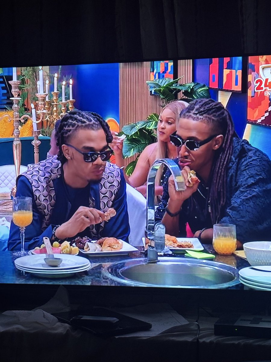 CoeurOfflineeee's tweet photo. KOOOOMAAANG !!!!

Les BG !!!!

Moi j’aime troooopp le duo ci 🥰☺️☺️

En plus là ils sont entrain de se dire que le clash de Mama colonelle et son fils , était FAKE !!!!!!

J’aime ce duo eehh 

#SecretStoryAfrique #secretstoryafr3 https://t.co/MIKsA04KG1