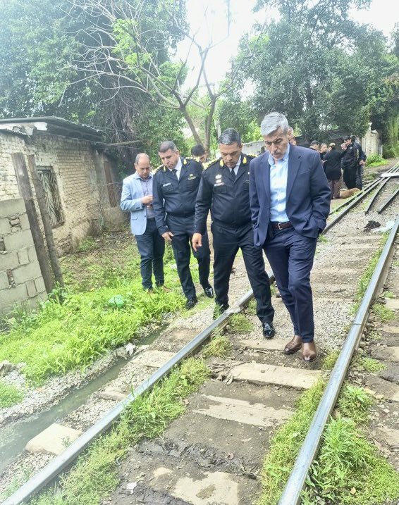 QuinterosJP's tweet photo. La custodia policial de los trenes debe realizarse con condiciones de seguridad verificadas. Ese es el planteo que enviamos a Belgrano Cargas y Logística y a la Secretaría de Transporte de la Nación.

Belgrano CyL contrata adicionales de nuestra Policía para prevenir robos, vandalismo y la colocación de obstáculos destinados a detener las formaciones. Esa tarea exige espacios seguros de desplazamiento y resguardo, comunicación con el personal ferroviario y aviso previo de cada movimiento del tren.

La legislación vigente establece obligaciones de conservación, mantenimiento e inspección de las vías y de fiscalización de la seguridad ferroviaria. A la Secretaría de Transporte le pedimos que ejerza sus competencias y coordine con Trenes Argentinos Infraestructura (ADIF), la CNRT y Belgrano Cargas las medidas necesarias. A la operadora, que revise junto a nuestra Policía las condiciones de cada servicio.

Exigimos un relevamiento urgente de los sectores críticos, limpieza y mantenimiento de la traza, lugares de resguardo y protocolos claros. Todo documentado, con responsables y plazos de cumplimiento, contemplando también la seguridad de las familias que viven junto a las vías.

Nuestra responsabilidad es cuidar a nuestros policías y revisar cómo trabajan. No afectaremos personal a posiciones o modalidades de custodia sin condiciones adecuadas de seguridad. Si esas condiciones no se verifican, suspenderemos los adicionales afectados en áreas críticas.

Contratar custodia policial no reemplaza las obligaciones de seguridad ferroviaria. Cada responsable debe cumplir con la suya.