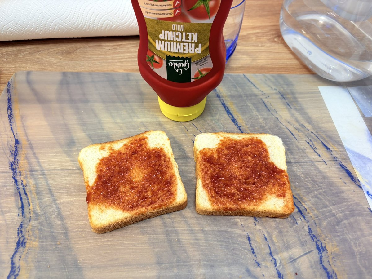 Jeffrey_Shark_'s tweet photo. @KitsuneroVT @koherinn @kvxart And a professional food terrorist... (ketchup jumpscare 👻) https://t.co/WVB00iukV1
