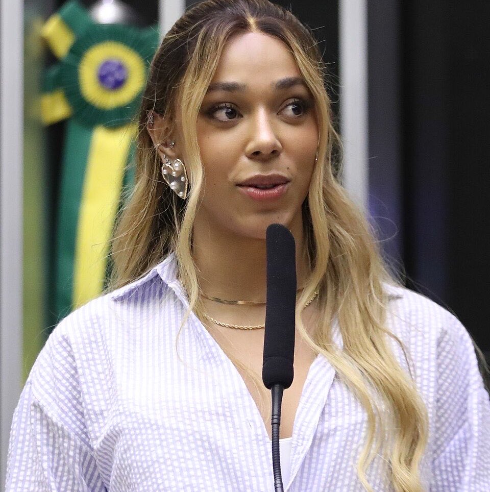 stagepopbr's tweet photo. 🚨 NOTÍCIAS QUE CURAM! O Ministério Público de São Paulo entrou com uma ação civil pública contra Eduarda Campopiano por uma publicação transfóbica sobre Erika Hilton.

O MP-SP pede indenização de R$ 100 mil por danos morais coletivos e sociais, retratação pública e participação em um curso sobre inclusão social e combate à discriminação.