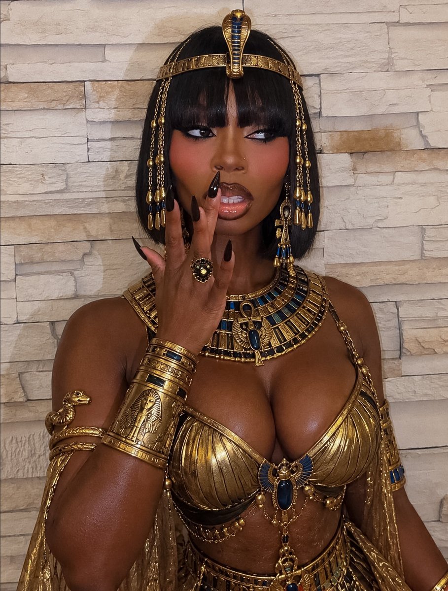 AjanakuQud99693's tweet photo. i try not to post AI but BABYYYY 😭 whoever made these Olandria Halloween concepts needs to be studied because why am I OBSESSED??? 🧛🏾‍♀️🖤 https://t.co/G4YlMobIpS