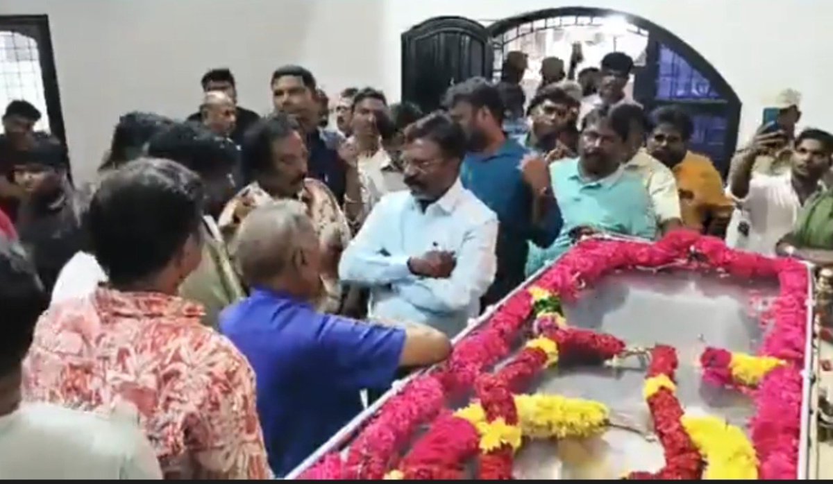 thirumaofficial's tweet photo. மறைந்த தேனிசைத் தென்றல்  தேவா அவர்களின் உடன்பிறந்த தம்பி சபேஷ் அவர்களின் மகன் நடிகர் கார்த்திக் சபேஷ் அவர்களின் திருஉடலுக்கு மாலை அணிவித்து அஞ்சலி செலுத்தினேன். அவரை இழந்துவாடும் அவரது குடும்பத்தினருக்கு ஆறுதல் கூறினேன்! https://t.co/g5Ycn29jnj
