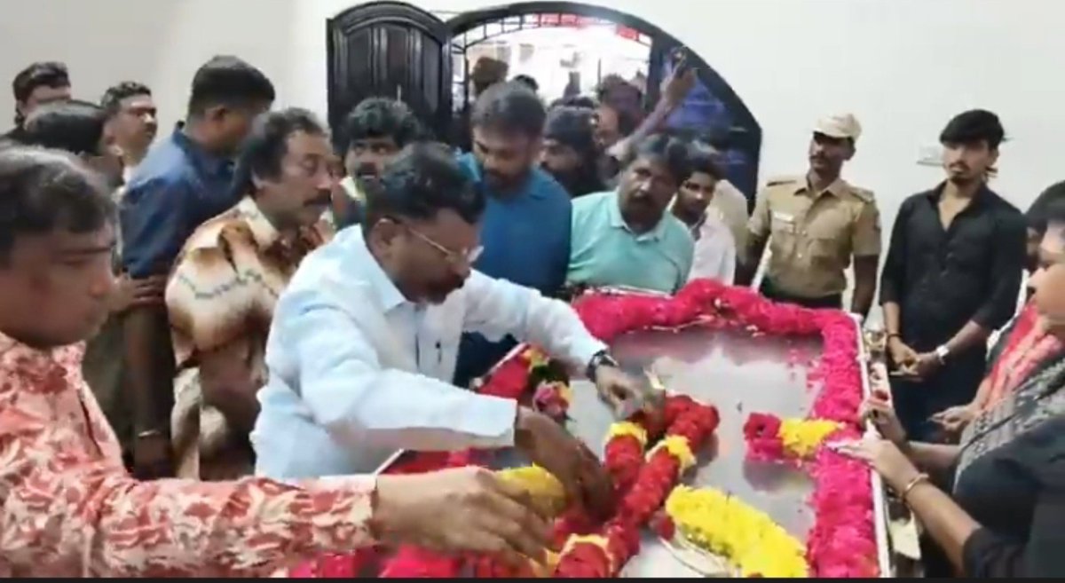 thirumaofficial's tweet photo. மறைந்த தேனிசைத் தென்றல்  தேவா அவர்களின் உடன்பிறந்த தம்பி சபேஷ் அவர்களின் மகன் நடிகர் கார்த்திக் சபேஷ் அவர்களின் திருஉடலுக்கு மாலை அணிவித்து அஞ்சலி செலுத்தினேன். அவரை இழந்துவாடும் அவரது குடும்பத்தினருக்கு ஆறுதல் கூறினேன்! https://t.co/g5Ycn29jnj
