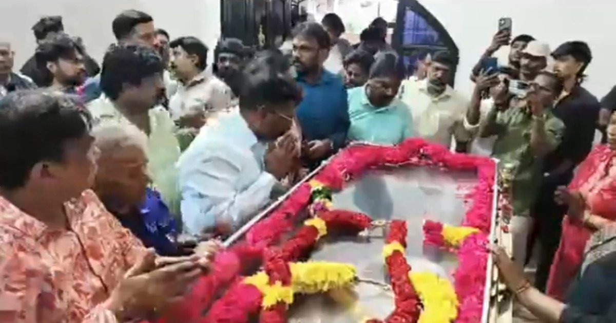 thirumaofficial's tweet photo. மறைந்த தேனிசைத் தென்றல்  தேவா அவர்களின் உடன்பிறந்த தம்பி சபேஷ் அவர்களின் மகன் நடிகர் கார்த்திக் சபேஷ் அவர்களின் திருஉடலுக்கு மாலை அணிவித்து அஞ்சலி செலுத்தினேன். அவரை இழந்துவாடும் அவரது குடும்பத்தினருக்கு ஆறுதல் கூறினேன்! https://t.co/g5Ycn29jnj