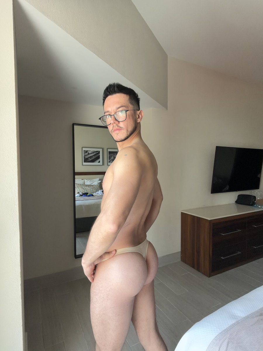 arzthund's tweet photo. Thong song https://t.co/rLWTOQ8lqe