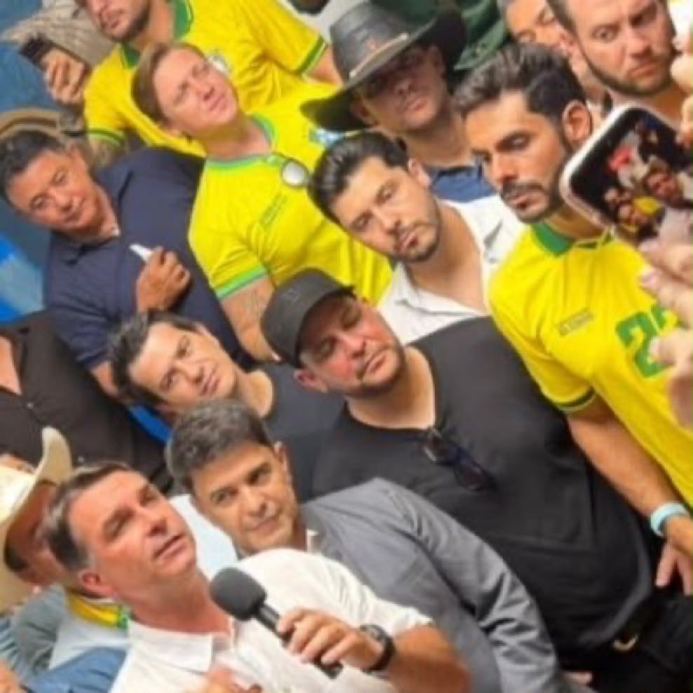 mariliadefense's tweet photo. eu quando vou em uma movimentação a favor de um político que faz discursos que vão contra a existência da minha noiva https://t.co/CWcbFFjvBn