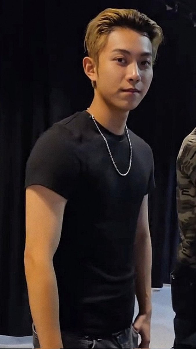 ohyul562k's tweet photo. holy size diff :] https://t.co/RVWUF7zqPL