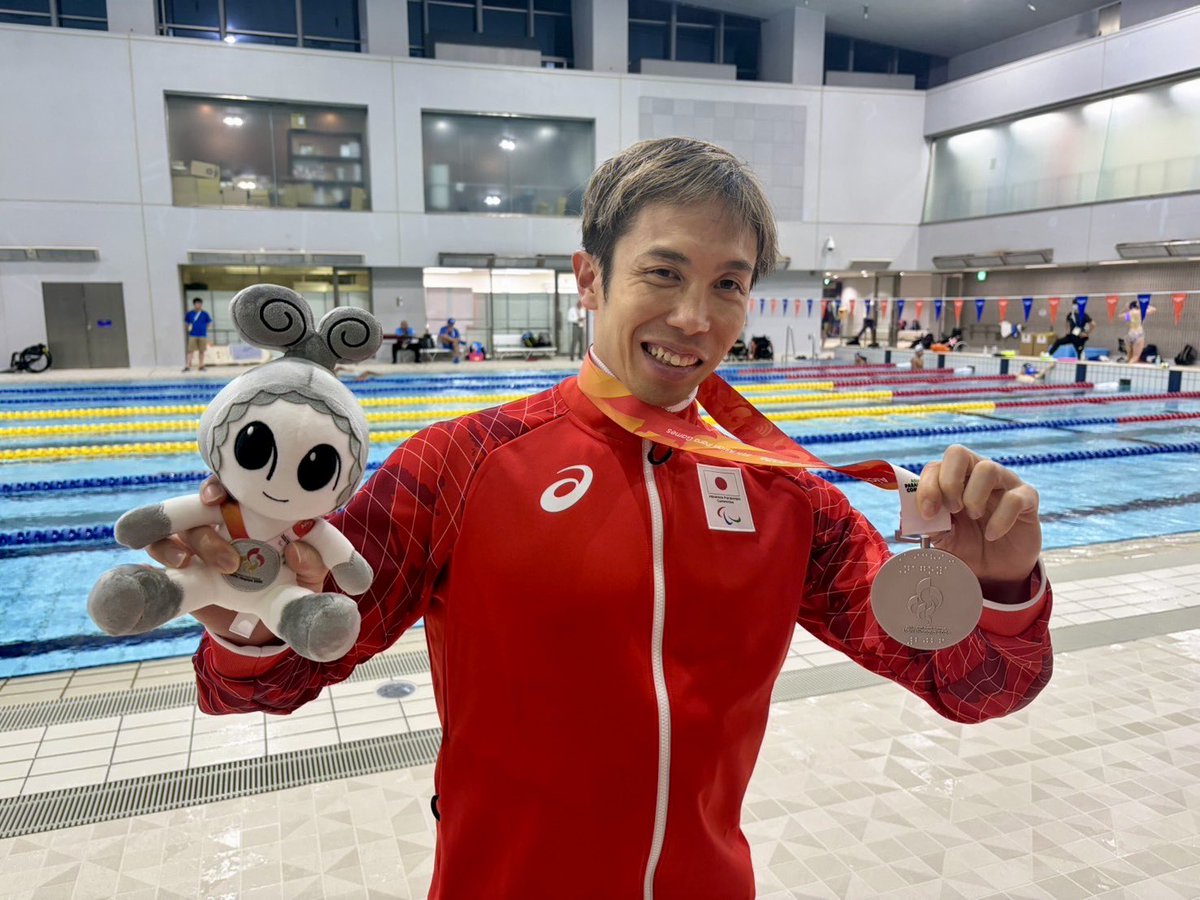 UchuTomita's tweet photo. アジアパラ大会、400m自由形、銀メダル🥈熱い応援ありがとうございました！

順調ではなかったこの1年。
なんでついてないんだろう？とか、なんでいつもうまくいかないんだろう？とか、それはやっぱり自分が悪いからなんだ、とか。本気になればなるほど苦しくなったりしました。
でも、生まれたら死ぬまで自分は自分だから。そう言い聞かせて、どうしようもないことも学びに変えてやってきました。

とにかく一生懸命だった。それは大事にしたいと思います。自分を認めてあげられるのも、自分だから。

今日は200m個人メドレー。
一日一生。今日も完全燃焼！
もうしばらくお付き合いください❤️‍🔥

#アジアパラ競技大会 #TEAMJAPAN
