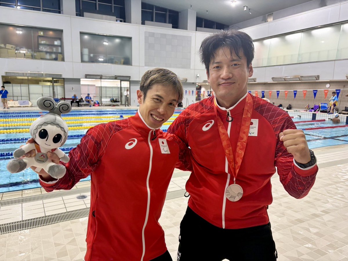 UchuTomita's tweet photo. アジアパラ大会、400m自由形、銀メダル🥈熱い応援ありがとうございました！

順調ではなかったこの1年。
なんでついてないんだろう？とか、なんでいつもうまくいかないんだろう？とか、それはやっぱり自分が悪いからなんだ、とか。本気になればなるほど苦しくなったりしました。
でも、生まれたら死ぬまで自分は自分だから。そう言い聞かせて、どうしようもないことも学びに変えてやってきました。

とにかく一生懸命だった。それは大事にしたいと思います。自分を認めてあげられるのも、自分だから。

今日は200m個人メドレー。
一日一生。今日も完全燃焼！
もうしばらくお付き合いください❤️‍🔥

#アジアパラ競技大会 #TEAMJAPAN
