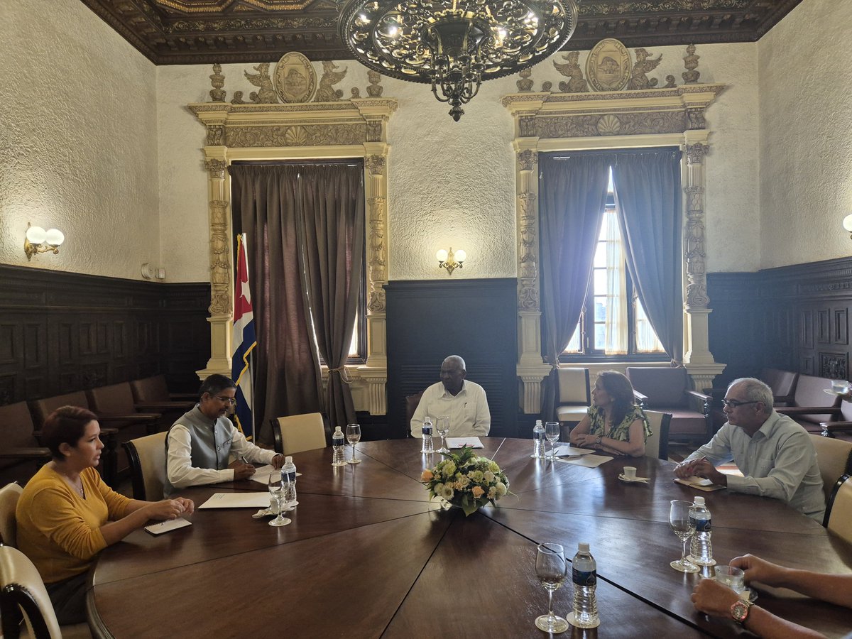 AsambleaCuba's tweet photo. Intercambió Esteban Lazo, presidente de @AsambleaCuba🇨🇺, en el Capitolio Nacional, con Ramesh Khulbey, segundo secretario de la Embajada de la República de la #India🇮🇳 en nuestro país.

✅️Coincidieron en seguir fortaleciendo vínculos interparlamentarios https://t.co/oL3iNBSD9F
