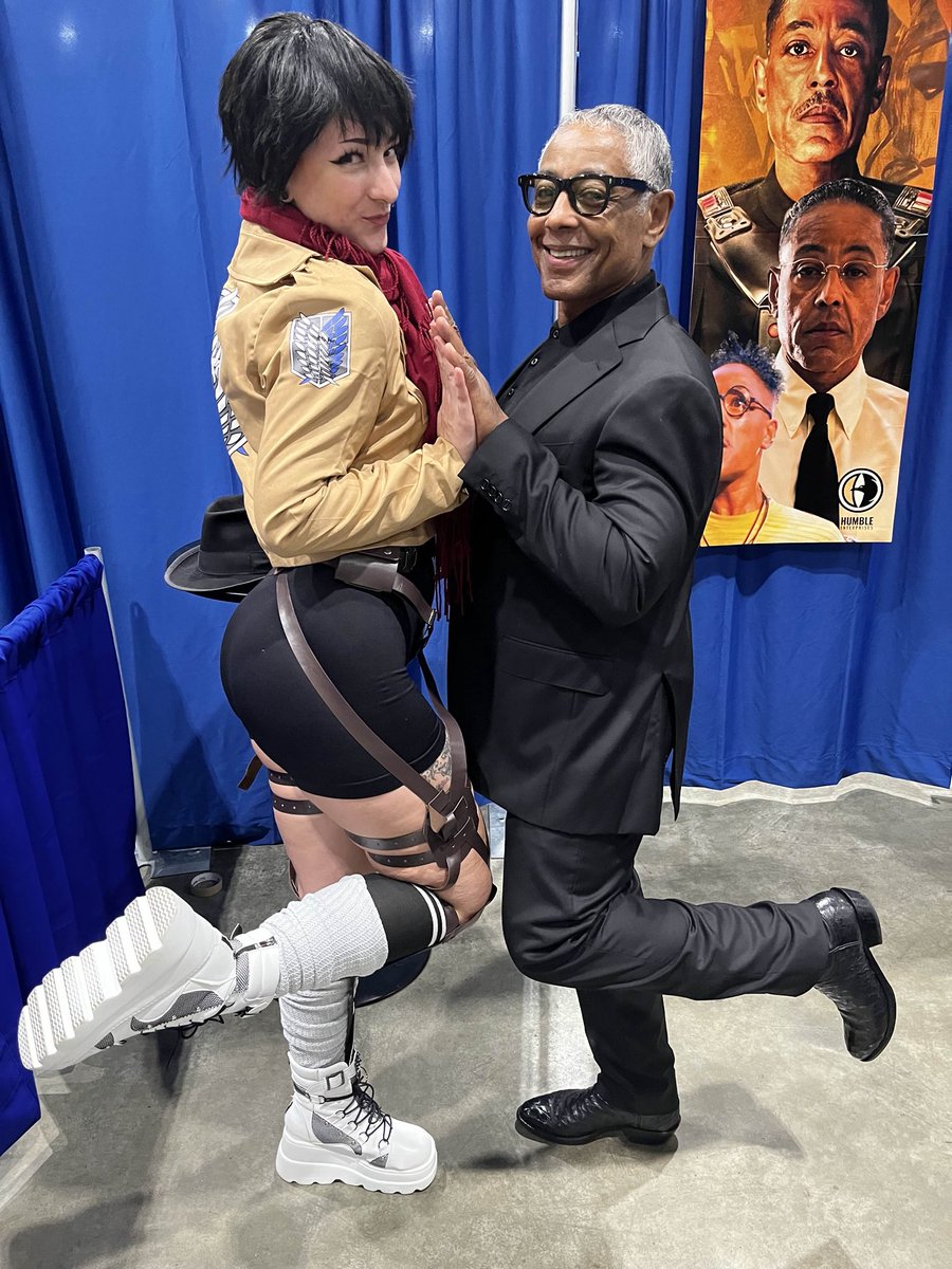 ipeachysweet's tweet photo. When you take a week off socials because your brain wants to check out early- but your phone blows up because you took a silly photo at a con.
Thanks for all the tags and love on my Mikasa cosplay 

Also if you’re at a con, definitely go say hi to Giancarlo Esposito. Very humble https://t.co/mo5iEJScwA