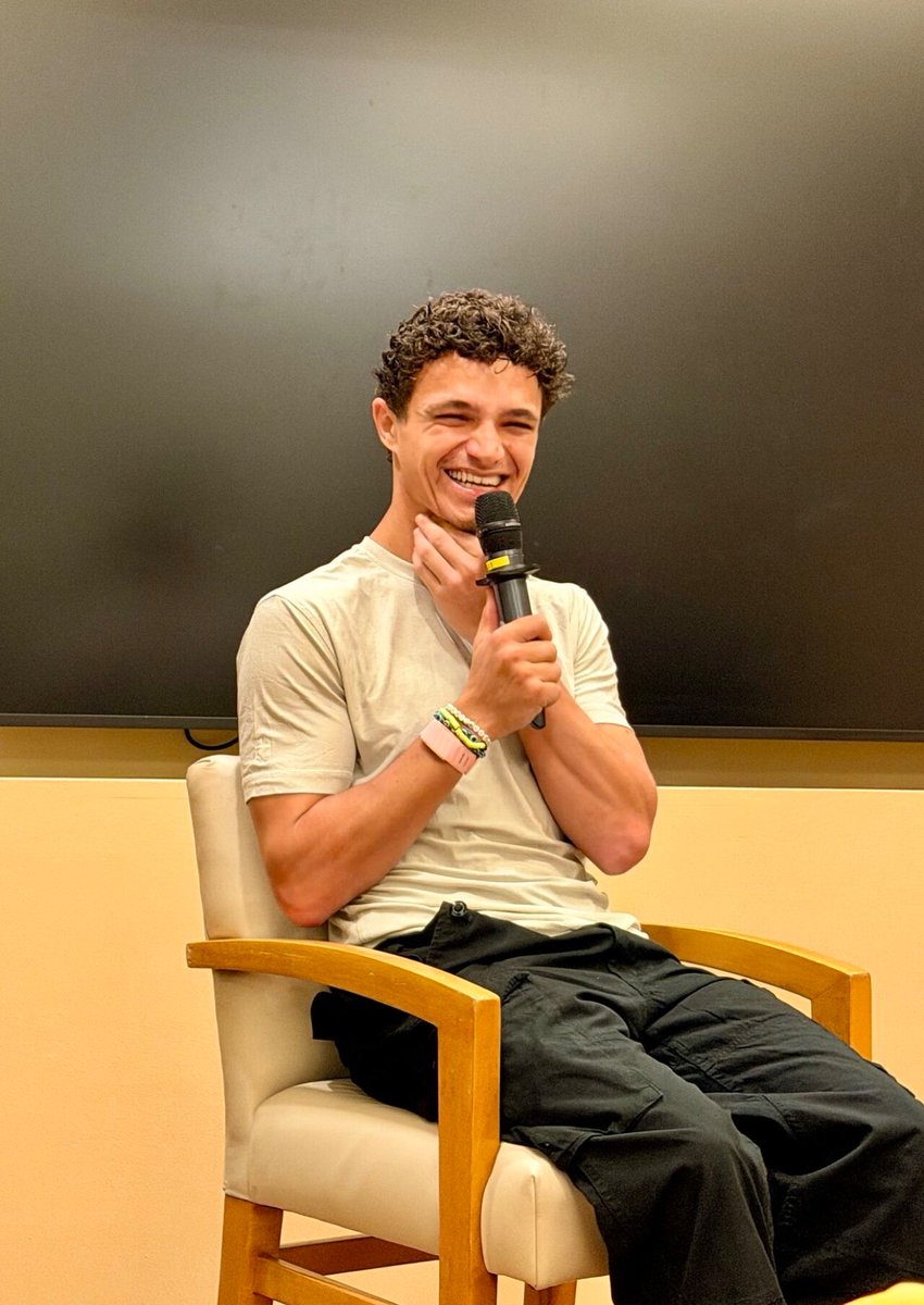 ln4norris's tweet photo. during singapore week, lando spoke at a google fireside chat and shared lessons on handling pressure, overcoming perfectionism, staying mentally refreshed, and how teamwork & leadership helped him become a world champion.

"huge thanks to lando for an interesting and inspiring conversation"