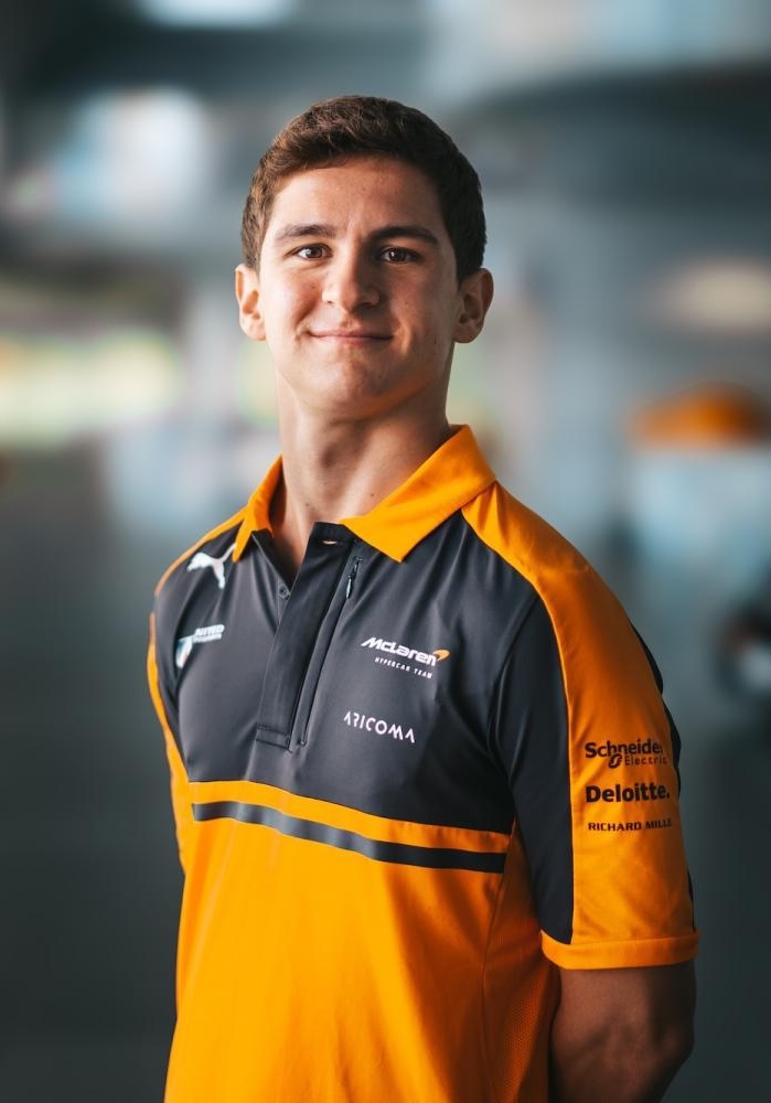 racepluscom's tweet photo. 🚨 | McLaren could already have a potential replacement for Oscar Piastri in reserve.

Leonardo Fornaroli, the team's reserve driver, will race in the WEC Hypercar programme in 2027 while retaining his F1 role.

Another difficult season for Piastri could open the door for 2028.

📰 @GPblog_com