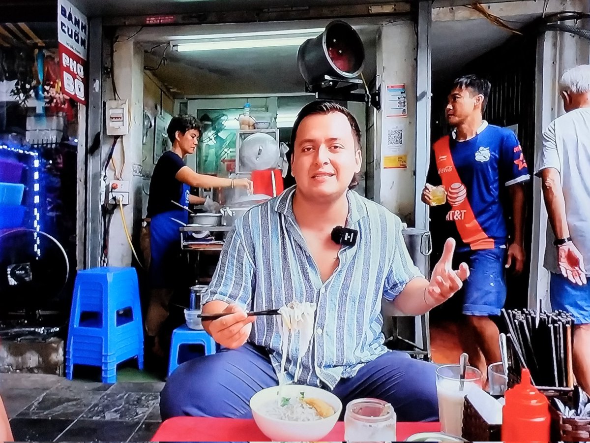 NostalgiAscenso's tweet photo. Siempre es buen momento para recordar al don con la playera del Puebla en un vídeo grabado en Vietnam. https://t.co/xIRqNGVd5g