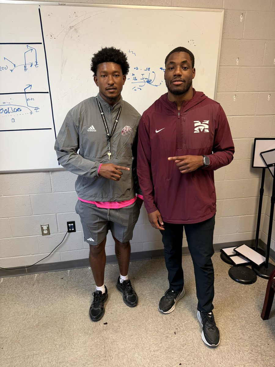 TonorrisBII's tweet photo. Always good to see a fellow Yellowjacket @Starkville_High while he’s out on the recruiting trail! Much Appreciation from the Triple C for stopping by Coach! 🐅🐅 https://t.co/spCK6Phr2E