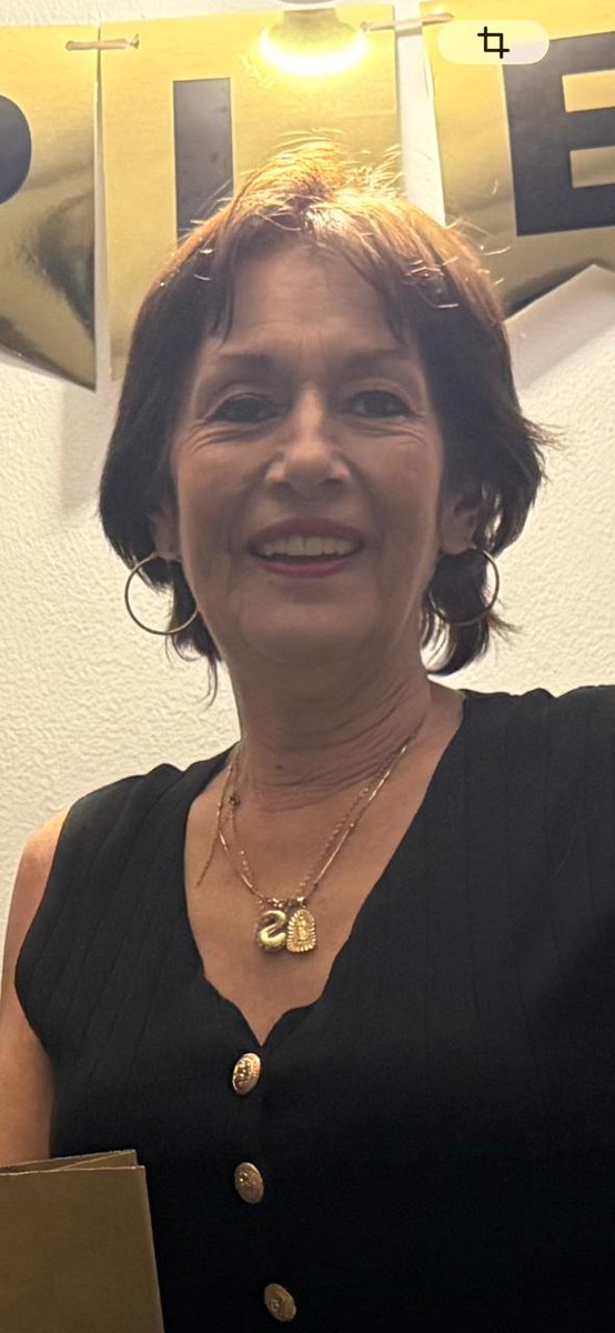 RonnySuarez_'s tweet photo. Les voy a contar una historia.

Martha Lucía, de 69 años, tiene cáncer de las vías biliares. Está en tratamiento oncológico y su médico ordenó continuar con quimioterapia.

Está afiliada a @Compensar_info. En septiembre, su oncólogo ordenó, entre otros medicamentos, cisplatino para continuar el tratamiento.

Pero empiezan los problemas.

Según el fallo de tutela, @Compensar_info tardó dos meses en emitir la autorización para continuar con el tratamiento. Y cuando la paciente llegó a la institución para recibir la quimioterapia, le informaron que el medicamento que necesitaba no había sido autorizado.   

La familia decidió entonces comprar el medicamento con sus propios recursos para evitar que ella siguiera esperando y que se retrasara nuevamente su tratamiento.

Pero el problema no terminó ahí.

Compensar argumentó que el cisplatino estaba financiado con recursos de la UPC, pero que su uso para este diagnóstico no correspondía a una indicación aprobada por el Invima ni estaba incluido en el listado UNIRS. Por eso, según la propia respuesta de la EPS, solo podía autorizarse mediante un fallo judicial.

La paciente presentó una tutela.

Y el 8 de octubre de 2026, el Juzgado 128 Penal Municipal de Bogotá le dio la razón.

El juez concluyó que la EPS había generado una dilación indebida en el inicio y continuidad de la quimioterapia de Martha Lucía y que las barreras administrativas representaban una amenaza para su vida e integridad.

Por eso ordenó a @Compensar_info  garantizar, en un plazo de 48 horas (que se cumplen mañana), el suministro efectivo del cisplatino ordenado por su médico, sin dilaciones ni trabas administrativas. 

¿Imaginan la angustia de esta mujer y de su familia? Todo está documentado en una sentencia de tutela.

¿Por qué una paciente con cáncer tuvo que llegar hasta un juez para conseguir un medicamento que su propio médico había ordenado para continuar su tratamiento?

La respuesta la debería dar @Compensar_info. 

¿Me ayudan a compartir, por favor, y a etiquetar muchas veces a @Compensar_info? Entre todos podemos presionar para que Martha Lucía tenga su tratamiento.
