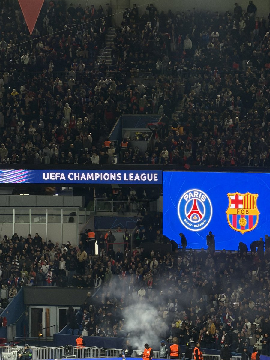 enhaloverclub's tweet photo. PSG-BARÇA dump malgré la défaite pcq on n’est qu’en octobre 💙❤️ la meuf se rassure comme elle peut https://t.co/5TsgQsKfd4
