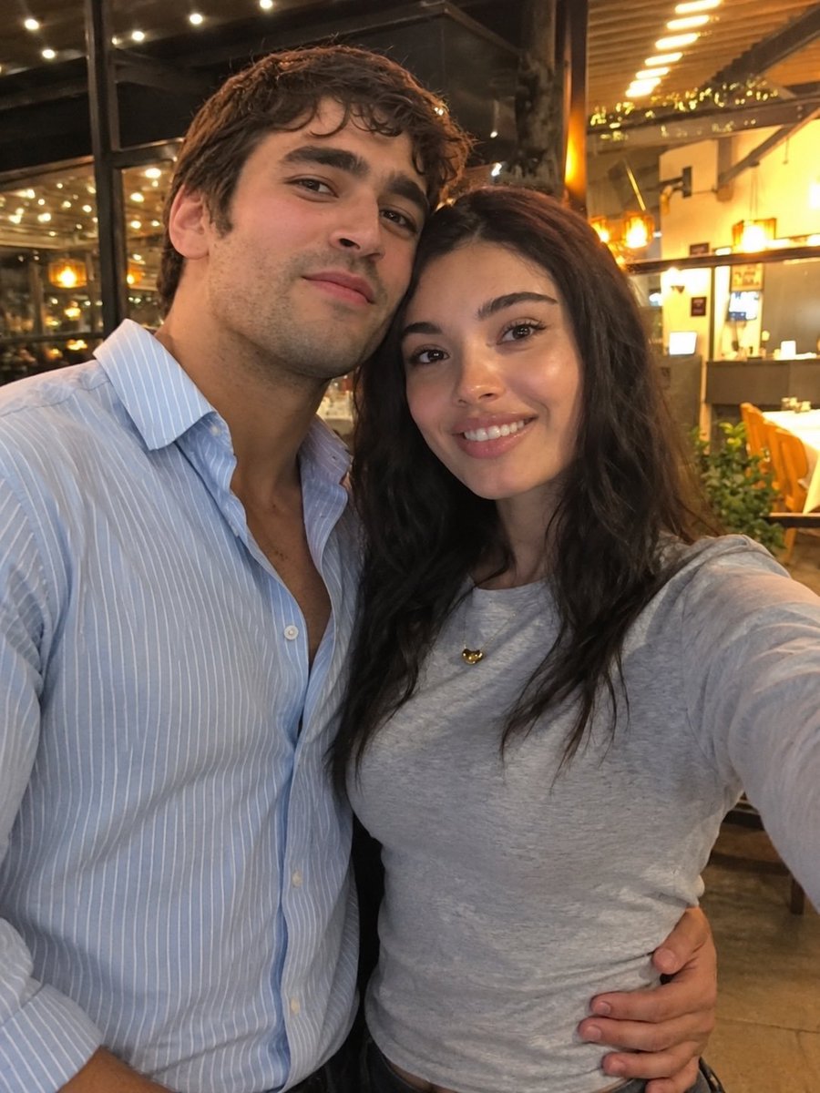 lisaoxfj's tweet photo. Set çıkışı birlikte kebap yedik diye bayılıp kuduranlar olmuş siz daha çok kuduracaksınız bu başlangıç harika iki insan yetenekli iki oyuncu ve yılın en uyumlu partnerliği daha ne olsun iyi arkadaş olacaklarını zaten biliyorduk herkesi kendiniz ve favınız ilişki arsızı sanmayın https://t.co/Z9EDAE15og