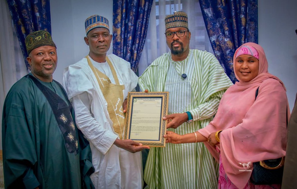 samonlinemedia's tweet photo. Sarkin Arewan Daura, Alhaji Mansur Ahmad Badayi, has pledged 100% support for the Coalition of Political Vanguard Associations, urging unity among youths and support for APC candidates ahead of the 2027 general elections.
https://t.co/Oh5RDHFquV https://t.co/PZOrOq8wc7