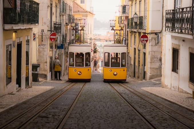 ATransportADay's tweet photo. The lines are named after the street one the stations are on.

Estimated daily ridership is around 9,500 people while it was open. It's operating hours were from 7 am to 9 pm. There are a total of 6 electric funicular cars, 2 in each line. https://t.co/v0VU0gTpBU
