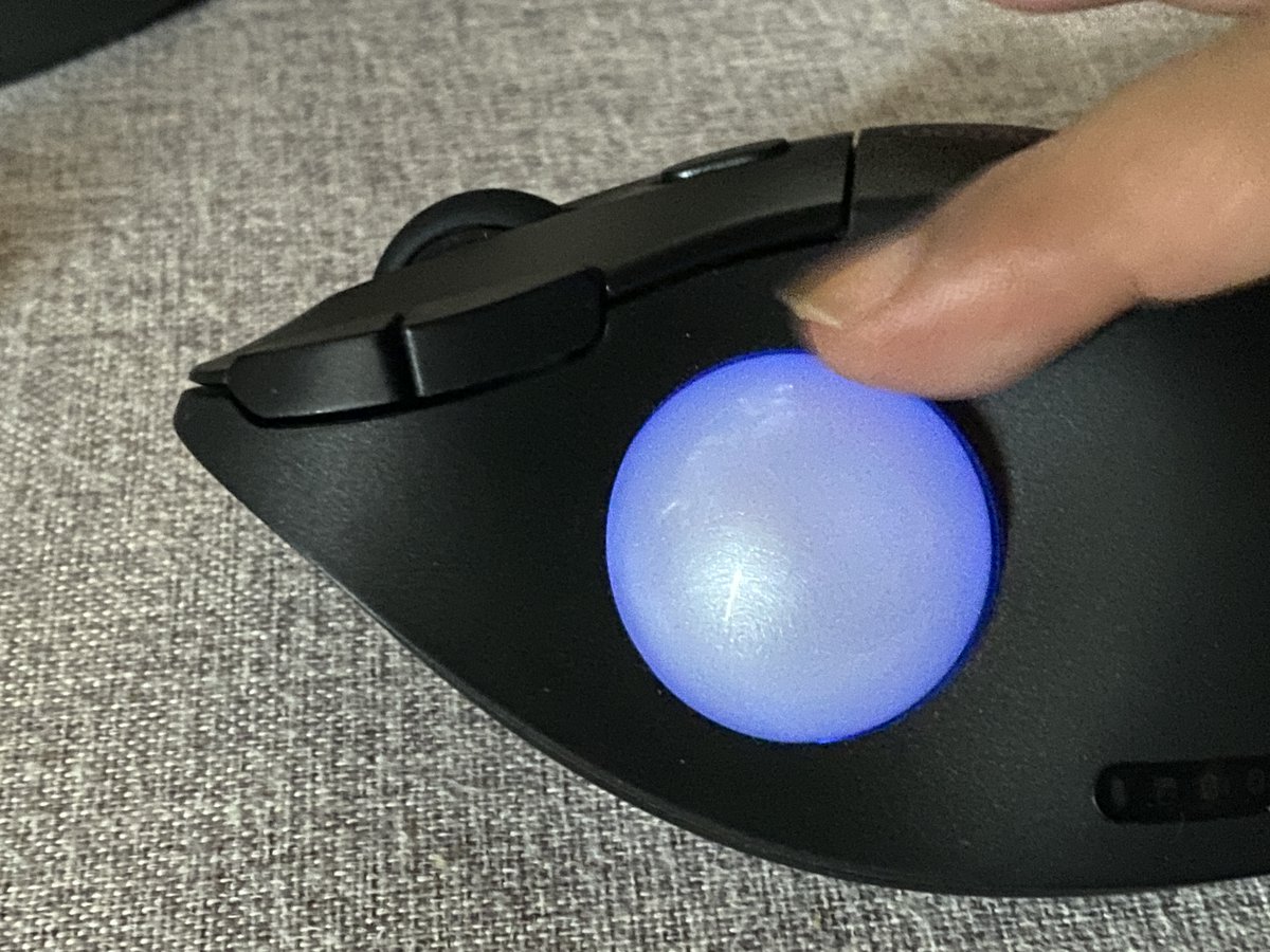 kzktrackball's tweet photo. 文字通り色物呼ばわりされそうなNulea M508さんですが、34mm球のヌルヌルかなり良いです。M501的？ 操作球は緩い斜面に埋まっており、これも使いやすい。リングは回しにくい😁

なお34mm球ひょっとしてと思いK社TB450に入れ替えてみたら、使えた上に微妙に青く光る（450はセンサー光青色） https://t.co/TjCnMQzrAO