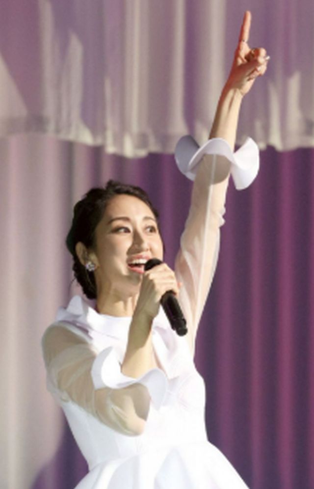 tpdog2000's tweet photo. #MsOOJA さんの大阪城ホールコンサートを再視聴して
気が付いた。
最初の衣装は赤(紅)、５年前の武道館の衣装は白。
次の景色が私には見えた！　
大晦日のNHKホールだ！！ｗ

うたコンで既に出ましたが… https://t.co/gpu0SzYGaY