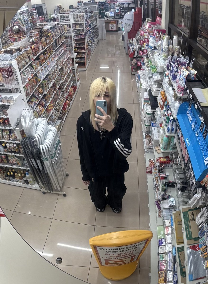 loveret___'s tweet photo. もうこれ以上俺の悪口を言わないで、俺と君だけが分かっていればよくて、一緒に上にいけたらいいのに、しょうもない馬鹿ばかりに舐められて、毎日悔しい思いばかりしてる、いつだって音楽にするけど時間がかかるから少しだけ吐くけど。
隣で大丈夫だよって何度だって教えて、眠れないよ。 https://t.co/yExysd3tMf