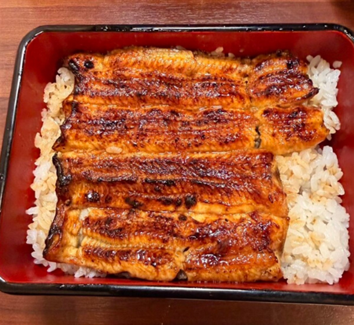 OdenLovesWife's tweet photo. 【週末ふたりのお昼に】🍱
本所吾妻橋駅から徒歩1分、うなぎ百名店「鰻禅」
上鰻重5,000円と並4,500円
夫のおでん太郎は脂の乗りが強めの「並」がかなり好きだったそう😋
みんなは上派？並派？
#墨田区グルメ #夫婦ごはん #浅草グルメ https://t.co/mwCu7BVl23