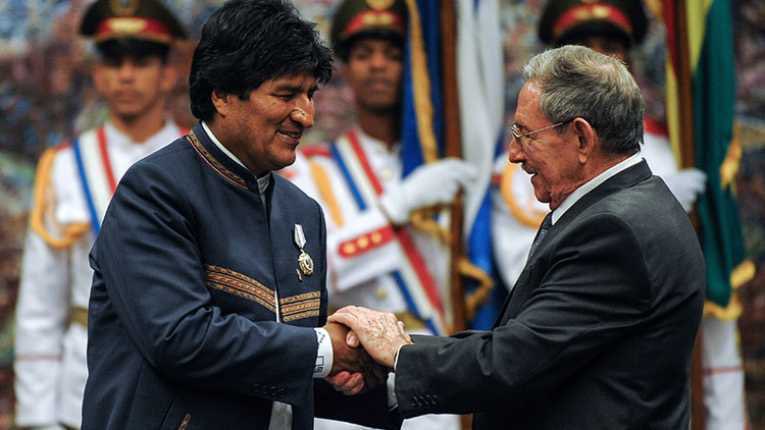 evoespueblo's tweet photo. Repudiamos y condenamos enérgicamente la ilegal orden de arresto emitida por la Fiscalía de Florida, en Estados Unidos, contra nuestro hermano comandante Raúl Castro, líder histórico de la Revolución Cubana. 

El imperio en decadencia recurre a la instrumentalización de la justicia, judicialización de la política y la criminalización de la protesta para perseguir a quienes jamás se arrodillaron ante el imperialismo. Ya no se conforman solo con el criminal bloqueo económico contra Cuba, que es un atentado contra la vida y la humanidad, si no que ahora se inventan procesos contra sus líderes.

Expresamos toda nuestra solidaridad revolucionaria y antiimperialista con el hermano comandante Raúl Castro, el gobierno y el digno pueblo de Cuba, que es ejemplo de resistencia y soberanía para los pueblos libres del mundo.