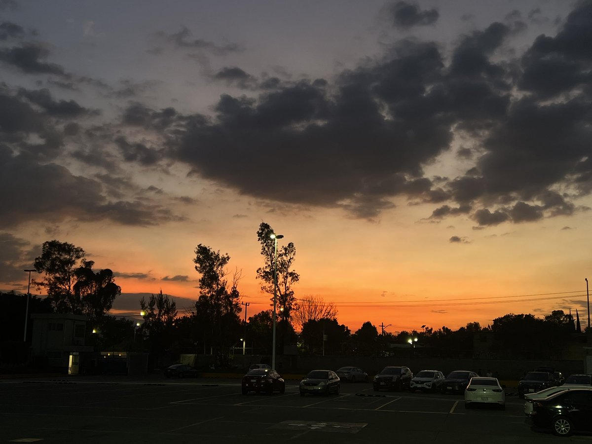 karie_av's tweet photo. Trabajar tan tarde no se siente tan feo si veo cielos así https://t.co/srj9h2yyc3