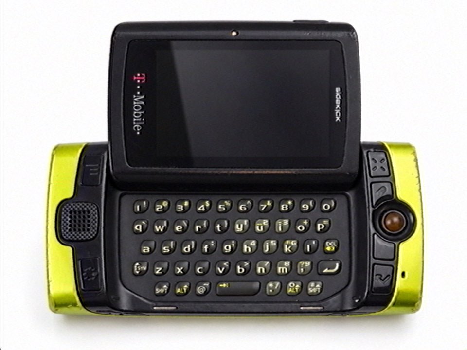 NostalgiaYZ's tweet photo. 2 devices that defined a generation.

Which one was better, the RAZR or Sidekick?? https://t.co/vK6bsXsDsf
