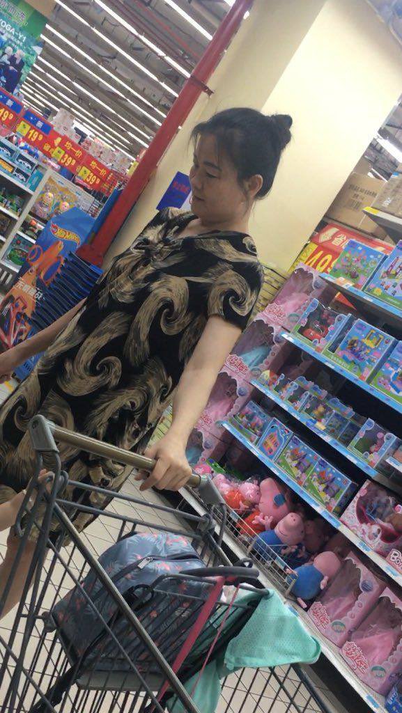 Mhare4529's tweet photo. 和岳母在超市，大方的岳母肥户型被我一览无遗。瞬间鸡八就硬了。
#绿母 #恋母 #淫母 #骚妈 #肥母 #乱伦 #偷拍 #老妈 #母子 #熟女 https://t.co/9NZoT5lxup