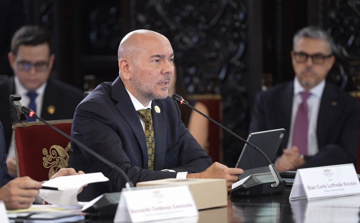 DefensaEc's tweet photo. 🇪🇨🇵🇪 ¡ECUADOR Y PERÚ UNIDOS CONTRA EL CRIMEN!

En el XVII Gabinete Binacional, liderado por el presidente Daniel Noboa y la presidenta Keiko Fujimori, los ministros de Defensa Gian Carlo Loffredo y Rafael Belaúnde fortalecieron la cooperación bilateral contra el crimen organizado https://t.co/XSj1IrQDby
