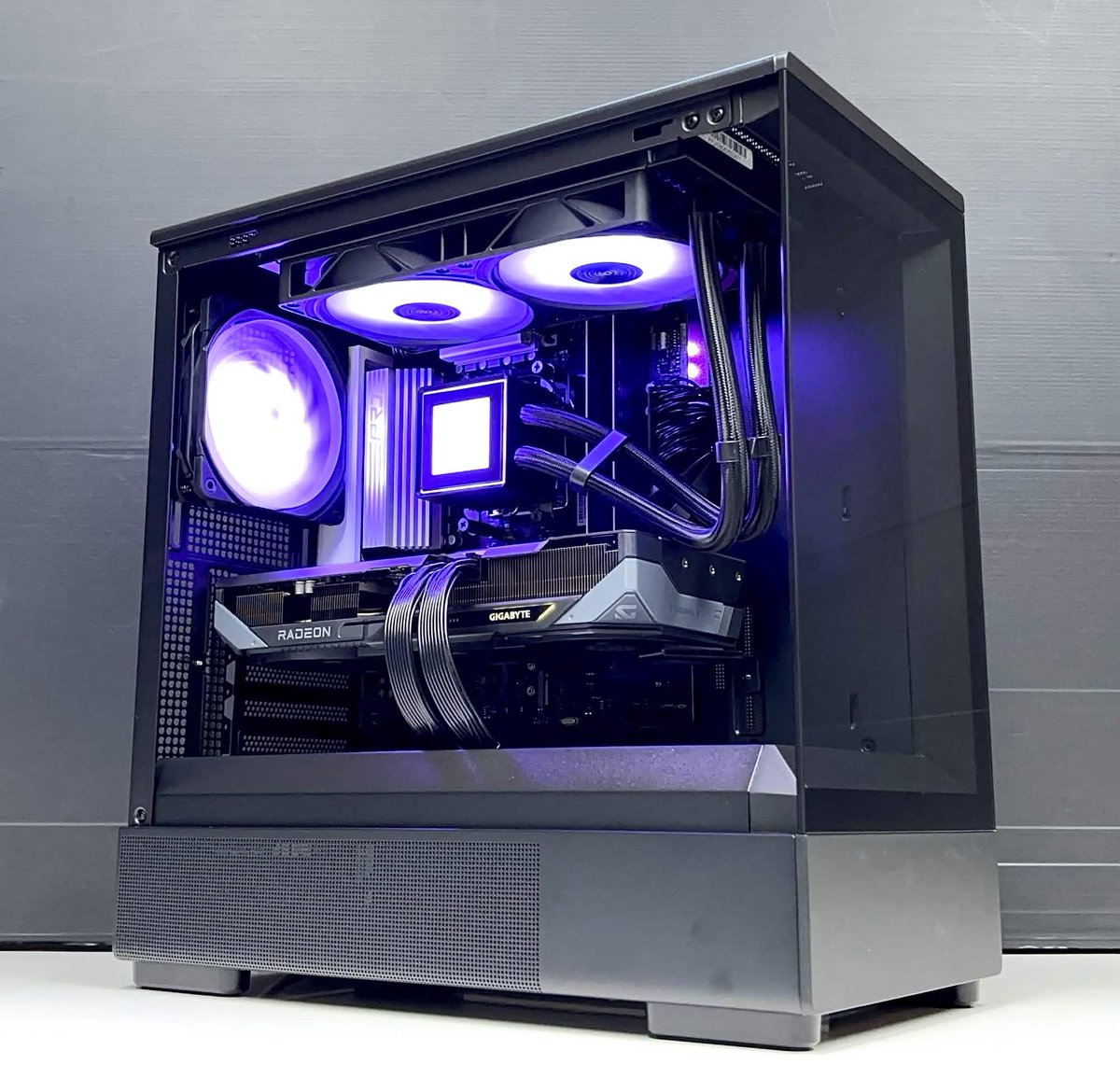 BuildGamingLab's tweet photo. おはようございます☀！
ギガバイトのグラボが👍(・∀・)ｲｲﾈ!!
本日の組立目標10台！頑張ります！
#ビルラボ https://t.co/fDUgE84gd3