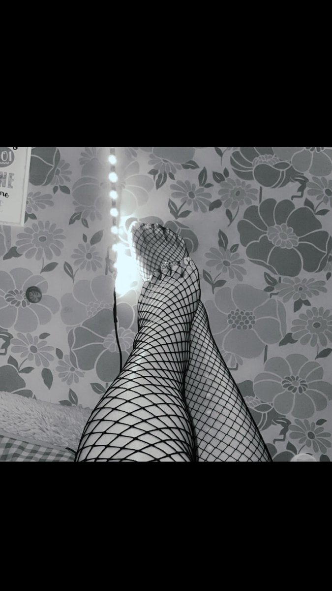 AshlynFeet5's tweet photo. #feetworshi̇p #FeetOfTheDay #whitenails #feetcommunity #feetfetısh https://t.co/zJLXhbfYRg