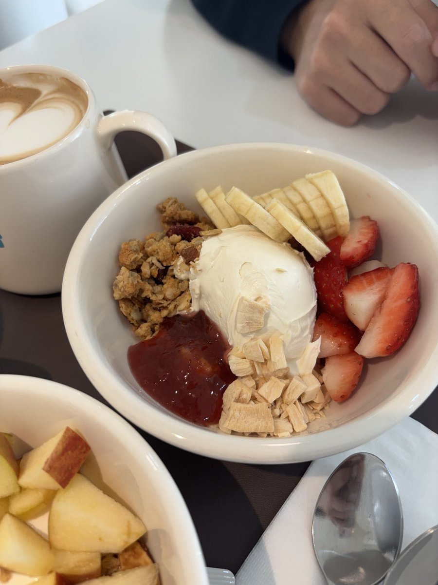 wonkorem's tweet photo. 韓国でグリークヨーグルト食べるならここ🥹🩵

フルーツもグラノーラもたっぷり🍓🍌
もったり濃厚なヨーグルトが最高♡
グラノーラをお土産にできたり、、、🐻🎁

📍ザグリークベア 弘大・上水店
📍麻浦区 上水洞 141-7
🗺️NAVERマップ
https://t.co/9A7ClJflXs

#韓国旅行 #弘大カフェ https://t.co/fF7fy83OBb