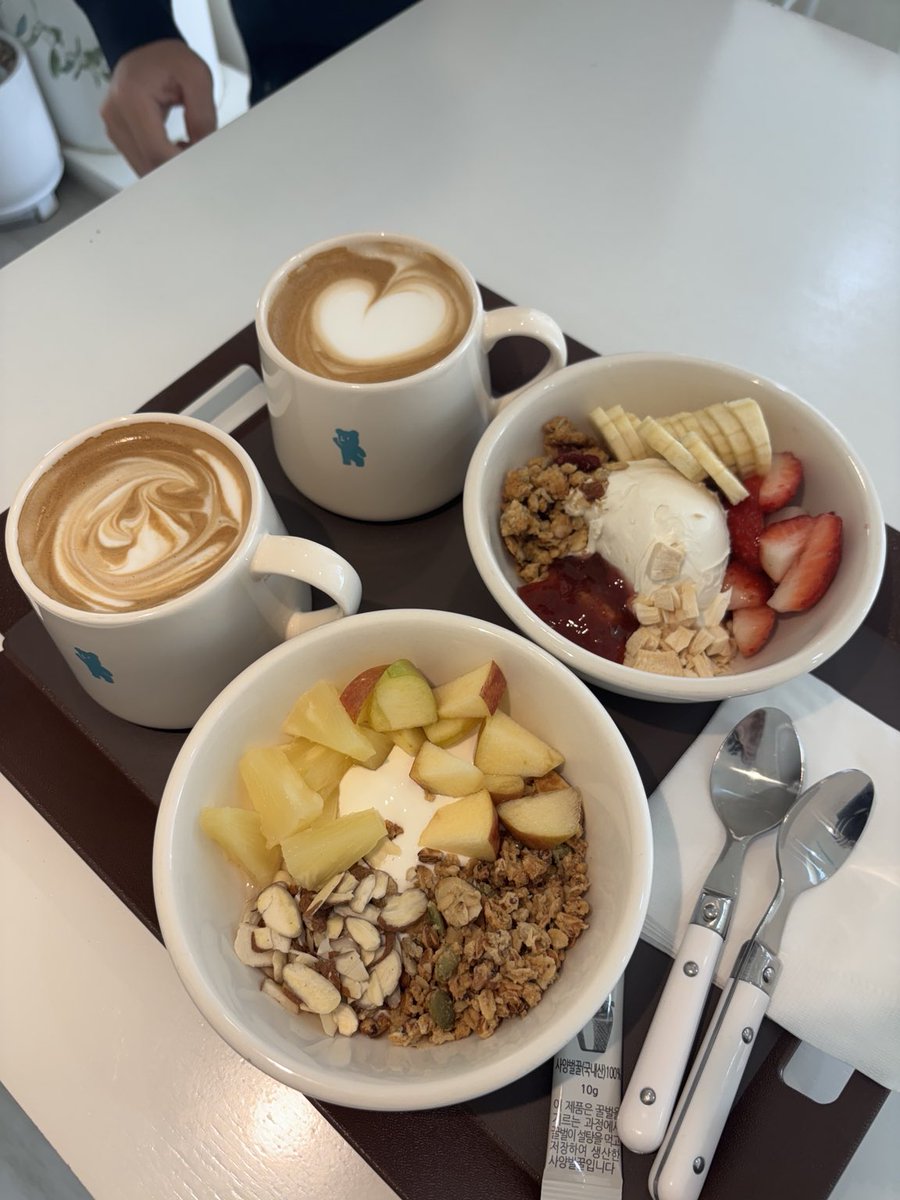 wonkorem's tweet photo. 韓国でグリークヨーグルト食べるならここ🥹🩵

フルーツもグラノーラもたっぷり🍓🍌
もったり濃厚なヨーグルトが最高♡
グラノーラをお土産にできたり、、、🐻🎁

📍ザグリークベア 弘大・上水店
📍麻浦区 上水洞 141-7
🗺️NAVERマップ
https://t.co/9A7ClJflXs

#韓国旅行 #弘大カフェ https://t.co/fF7fy83OBb