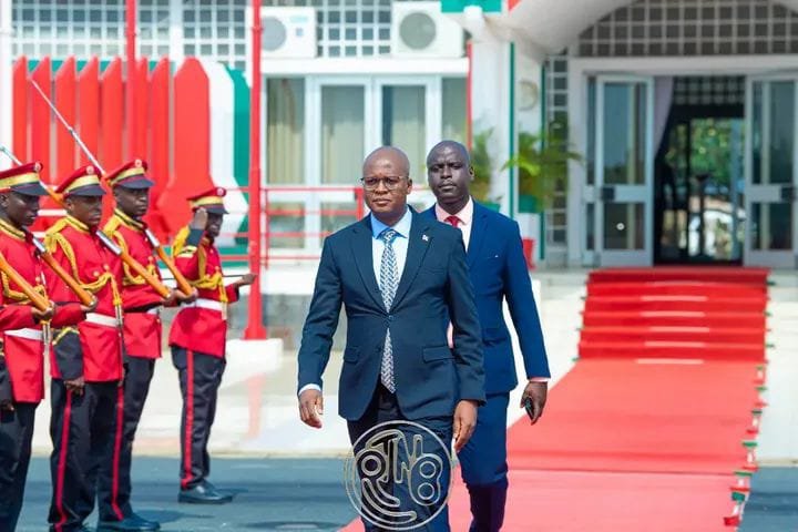 IntumwaNews's tweet photo. #Burundi -Coopération: Le Premier ministre participe au 25ème sommet du COMESA.

Le Premier ministre burundais, Nestor Ntahontuye, a voyagé  l'après-midi du 20 octobre 2026 à destination de Harare, au Zimbabwe, où il représentera le président de la République du Burundi, Son Excellence, Évariste Ndayishimiye, au 25ème sommet des Chefs d’État et de gouvernement du Marché commun de l’Afrique orientale et australe (COMESA).

Cette rencontre sera notamment marquée par le passage de relais à la présidence de cette organisation régionale. Le président zimbabwéen devrait prendre la direction du COMESA, succédant à son homologue kényan, dont le mandat arrive à terme.

Selon le Premier ministre Nestor Ntahontuye, les participants examineront le bilan des activités réalisées en 2025 dans les différents secteurs d’intervention de l’organisation.
Les discussions porteront également sur les barrières non tarifaires qui freinent les échanges commerciaux entre les pays membres, l’amélioration des infrastructures routières ainsi que la facilitation de la circulation des marchandises. Les dirigeants réfléchiront aussi aux moyens de renforcer les investissements dans les différents secteurs afin de stimuler le commerce régional.

Le sommet sera, par ailleurs, une occasion de consolider la coopération entre les États membres, notamment dans les domaines du commerce et d’autres secteurs d’intérêt commun.
Créé pour favoriser l’intégration économique régionale. Le COMESA regroupe 21 États membres, dont le Burundi.

📸 : RTNB