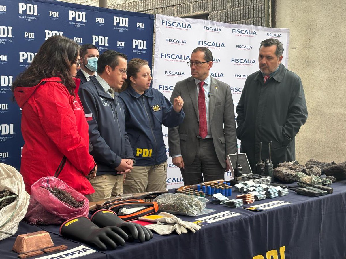 PDI_CHILE's tweet photo. La prefecta Arlette Prado, jefa de la Prefectura Provincial Cachapoal, junto al fiscal regional de O’Higgins, Aquiles Cubillos, dieron a conocer los resultados del operativo “Veta Roja”, que culminó con la detención de más de 50 personas vinculadas a una red criminal dedicada al robo y receptación de cobre a gran escala.
🔎 Los allanamientos se llevaron a cabo en las comunas de Machalí, Mostazal, Coya y Rancagua, donde se incautó una importante cantidad de cobre, armas de fuego, municiones, dinero en efectivo y vehículos, entre otras especies relacionadas con los ilícitos investigados.