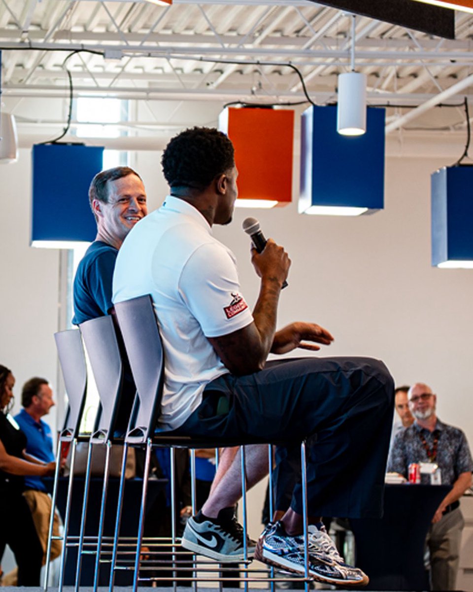 TexansCommenter's tweet photo. If you told me 20 years ago that I’d be interviewing Andre Johnson, I wouldn’t have believed you.

If you told me I’d be the one wearing Jordans and he’d be the one wearing ASICS, I REALLY wouldn’t have believed you 😂 https://t.co/FjXXBhM0hu