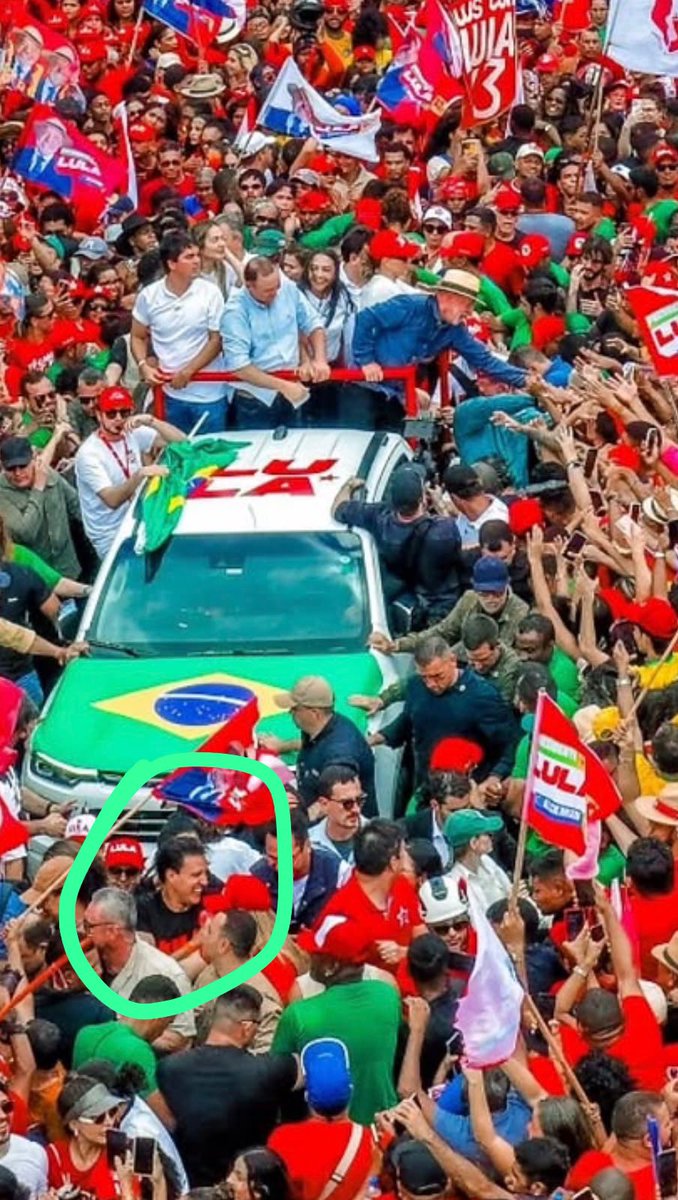 FelipeCCamarao's tweet photo. Para quem não me viu no carro com Lula, olha aí direto do insta do presidente. Esse que ta circulado de verde sou eu, na rua, no chão, no meio do povo. BORA LULA! De virada! 1️⃣3️⃣‼️💪🏽 https://t.co/XaH18PiVJk