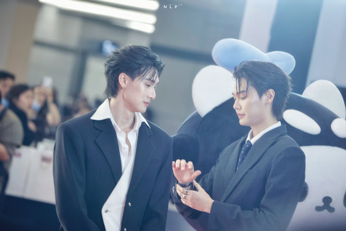 nooklepper's tweet photo. ใครเค้าจะ  พกลายน้ำไปทุกที่กัน 
🫣🤭 

DEWTEE SHINES AT HOWE

#dew_jsu #tee_vtp 
#HOWEAWARDS2026 https://t.co/MzFOuAPDy4