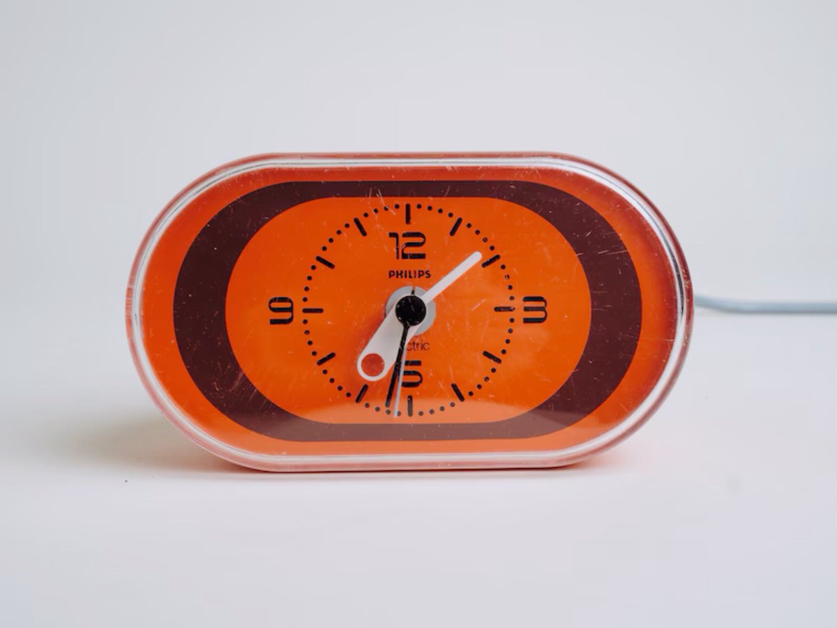 luusssso's tweet photo. Big fan of retro orange desk clocks https://t.co/g5u4oBOkLm