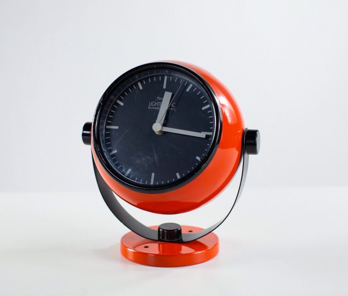luusssso's tweet photo. Big fan of retro orange desk clocks https://t.co/g5u4oBOkLm