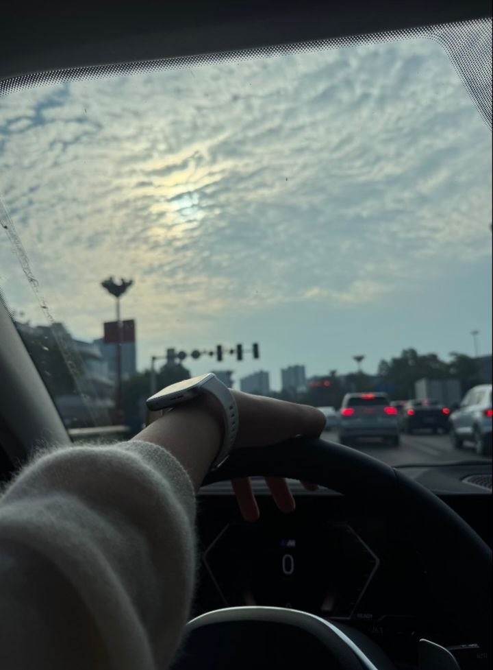 Sebas_212189's tweet photo. 发现年长之后，往往会喜欢一座城带来的安全感，也珍惜人与人之间难得的舒服感。懂得保持距离，也愿意保持真诚。如果遇见同频的人，聊聊生活，看看风景，也慢慢认识彼此 #成都 https://t.co/fsvGKMeBaT