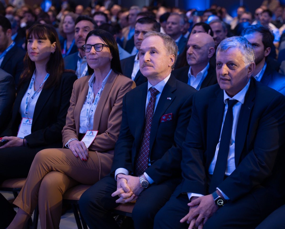 USAmbassadorARG's tweet photo. Vaca Muerta es el motor del éxito económico del país. Argentina puso reglas de juego claras y hoy tiene una producción récord de aproximadamente un millón de barriles diarios y un superávit comercial energético que asombra al mundo entero. 

Estados Unidos apoya firmemente esta transformación. Trabajamos en varios frentes para acelerarla, como el Corredor Andes-Atlántico, una iniciativa para modernizar la infraestructura que conecta pozos y minas con el Atlántico, respaldar Argentina LNG y posicionar al país como proveedor confiable de energía y minerales críticos. 

Mi especial reconocimiento a la Cámara de Comercio de Argentina y Texas por su trabajo para consolidar la asociación entre 🇺🇸 y 🇦🇷.