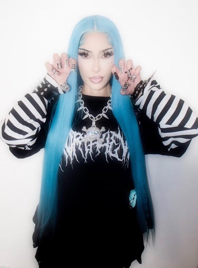 hoshiistruck's tweet photo. Kim Kardashian dresses up as SEVENTEEN member Hoshi for Halloween. https://t.co/j7rqHeQrs8