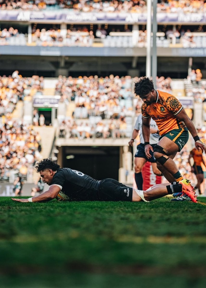 bjuearezolmedo's tweet photo. 1/3 ¡IMPLACABLES! Los All Blacks vencieron 43-21 a los Wallabies en el Stadium Australia de Sídney y barrieron la serie 2-0 tras el 50-19 de la semana anterior en Auckland. Con este contundente resultado, Nueva Zelanda volvió a retener la Bledisloe Cup. https://t.co/RDFEmyXp73