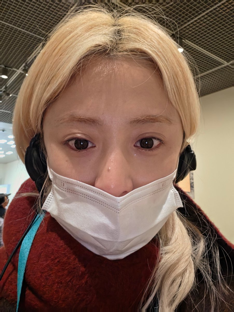 yunjinrs's tweet photo. yunjin talked about how she coincidentally keeps having dates with chaewon in every city & how her crying picture at the van gogh museum in amsterdam went viral 😭 

: i ate steak with chaechae
: no but if you think about it
: it wasn't intentional
: but in every city
: it feels like there's one thing the two of us do together..?
: turns out that way
: ㅋㅋㅋㅋㅋㅋㅋㅋ
: yesterday we had a miracle morning too
: we went out at 8:30 am and visited the van gogh museum
: considering how much we wanted to go
: ㅋㅋㅋㅋㅋㅋㅋㅋㅋㅋㅋㅋㅋㅋㅋ
: before leaving for the tour we talked about something like that
: while on tour let's work hard on our concerts
: and let's also enjoy each city to the fullest, that was our goal together
: it's been a while since we went to an art museum together right?
: van gogh museum was so good, if you have time you should definitely go
: i shed tears, you know
: actually, it was only this much tears, but in the photo ㅋㅋㅋㅋㅋㅋㅋㅋ it looked like i was sobbing as if i lost the whole world, so it was so funny
: fearnots know well that i cry easily and feel these things deeply
: : right?
: that photo has been popping up a lot lately ㅎㅎㅎㅎㅎㅎㅎㅎㅎ thank you for finding it cute 🩷🩷🩷🩷🩷
: i should keep looking at various works of art in the future and feel a lot of different emotions :)