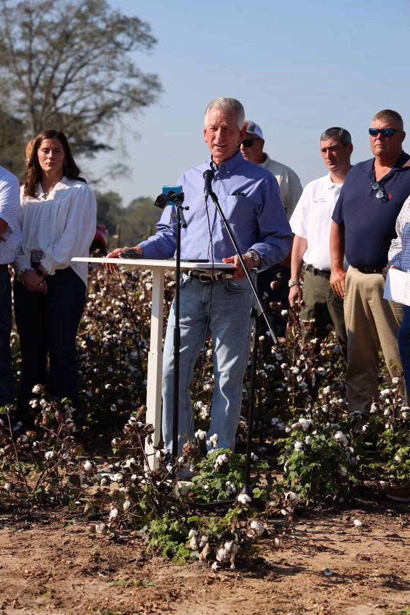 niknup21's tweet photo. A press conference in a muthfucka COTTON FIELD!!! https://t.co/f96Hyif2Ah